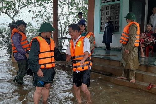 Giúp dân khắc phục hậu quả bão số 13