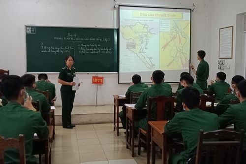 Nữ giảng viên Học viện Biên phòng 'giỏi việc nước, đảm việc nhà'