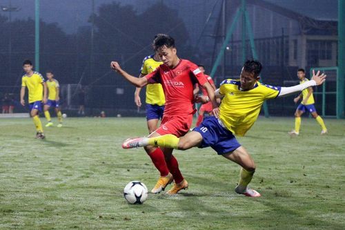Nhiều cầu thủ U22 Việt Nam bị chê đá như 'gà công nghiệp'