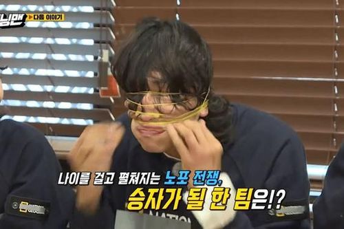 Show Running Man bị chỉ trích vì trò chơi nguy hiểm đeo dây chun lên mặt