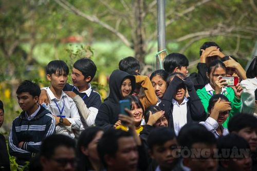 Ngay sau cơn bão 13 đi qua, 10.000 chiếc áo ấm được trao tặng cho các học sinh Thừa Thiên Huế