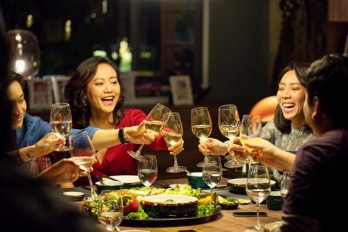 'Tiệc trăng máu' lập kỷ lục phòng vé, thu về 155 tỷ đồng