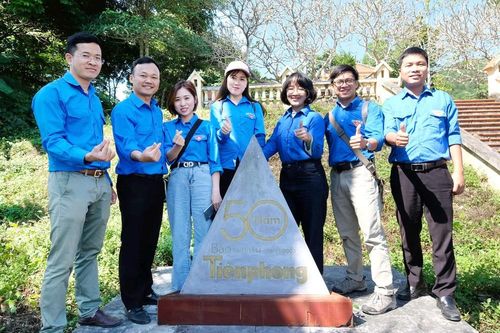 Về bản Dõn - Về nguồn
