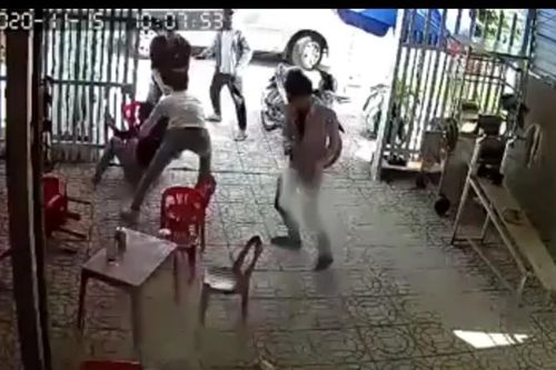 Chồng đâm 3 người thương vong để 'giải cứu' vợ