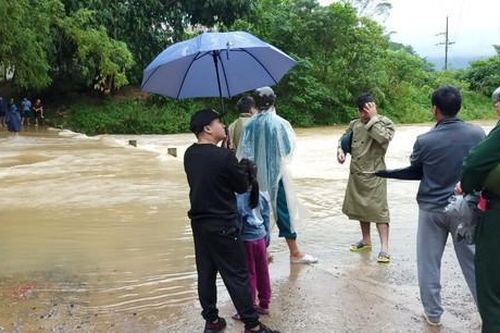 Tặng bằng khen cho 2 chiến sỹ dũng cảm cứu người