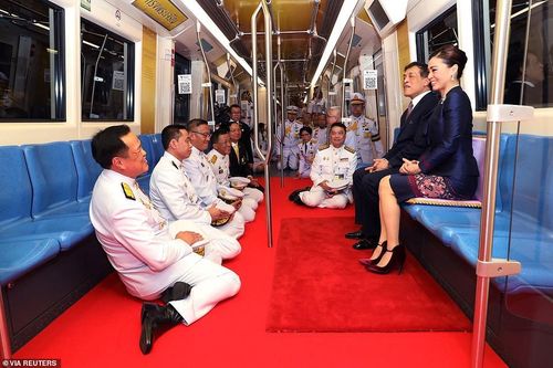 Quốc vương và Hoàng hậu Thái Lan xuất hiện giữa lúc biểu tình lan rộng