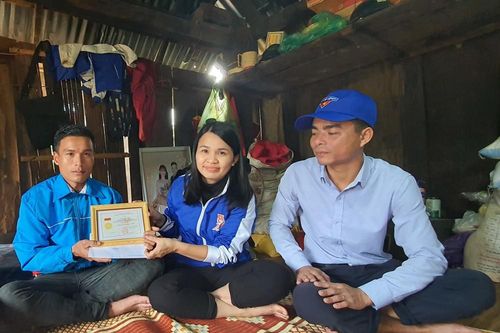 T.Ư Đoàn trao huy hiệu 'Tuổi trẻ dũng cảm' cho thanh niên cứu 3 phụ nữ bị lũ cuốn