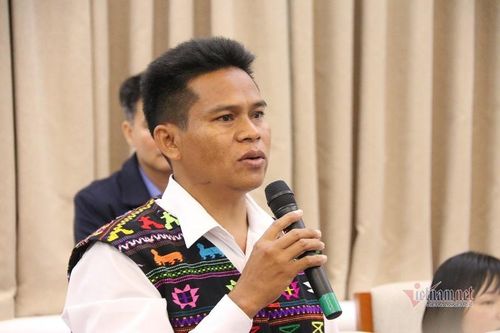 Thầy giáo đến từng nhà và hát để gọi học sinh đi học