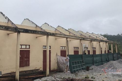 Trường học ở Quảng Bình bị tốc mái hoàn toàn, 82 học sinh phải đi học nhờ