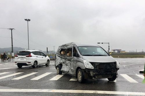 Xe ô tô tải trọng lớn và xe 9 chỗ đâm va cực mạnh trên đường N5 ở Nghệ An