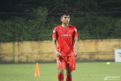 Trung vệ Thái Bá Sang của SLNA dính chấn thương khi đang tập ở tuyển U22 Việt Nam