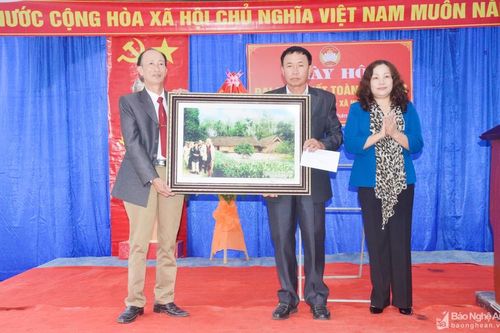Trưởng Ban Tuyên giáo Tỉnh ủy dự Ngày hội Đại đoàn kết ở huyện Hưng Nguyên