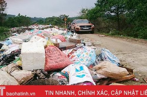 Rác la liệt trên đường liên xã ở Hương Khê