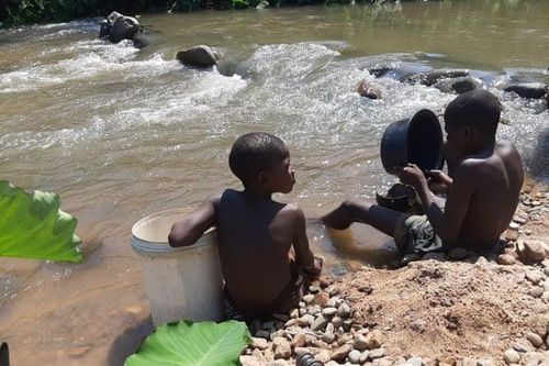 Chuyện về những thợ đào vàng nhỏ tuổi ở Zimbabwe