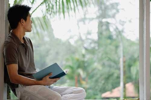 Đến dự đám tang mẹ vợ cũ, tôi điếng người khi nhìn thấy một bé gái cứ quanh quẩn ở đó, từ đấy tôi khám phá ra bí mật cô ấy giấu giếm 5 năm nay