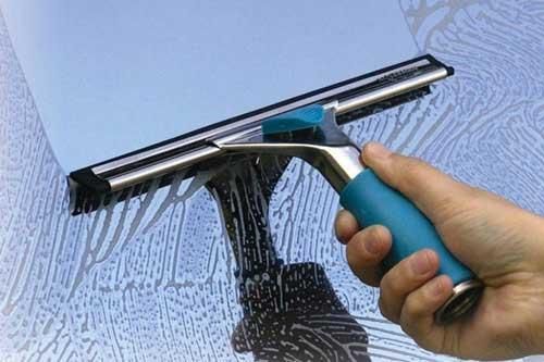 Làm sạch gương kính đơn giản, sáng bóng bằng nguyên liệu sẵn trong bếp