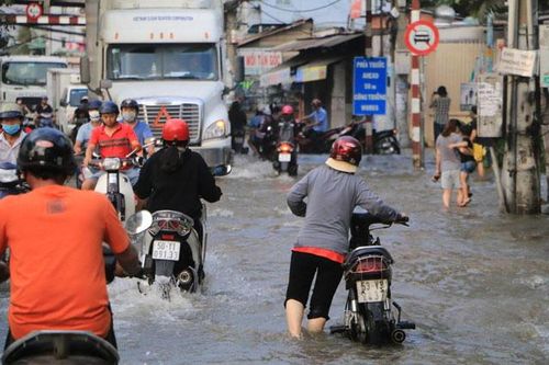 Triều cường đạt đỉnh, người dân TP.HCM bì bõm lội 'sông'