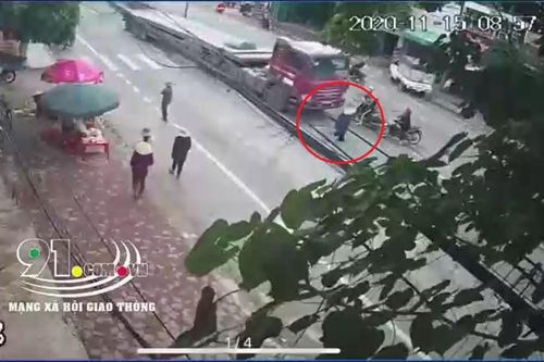 Clip: Qua đường thiếu quan sát, cụ bà bị container đâm trúng phải nhập viện cấp cứu