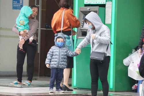 Ảnh hưởng bởi không khí lạnh, người Hà Nội co ro trong mưa rét thấp nhất 18 độ C