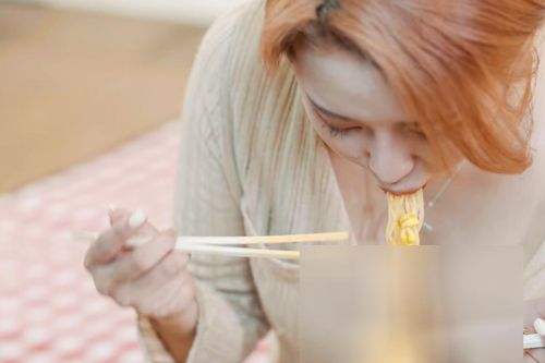 Ăn mặc trễ nải khoe vòng một phản cảm, nữ YouTuber Hàn bị dân mạng lên án dữ dội