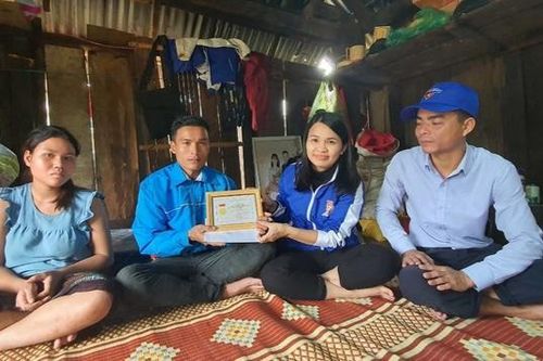 Trao huy hiệu 'Tuổi trẻ dũng cảm' cho thanh niên liều mình lao xuống dòng nước lũ cứu sống 3 người phụ nữ