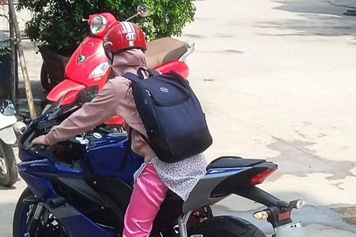 Tan trường, cô giáo 'cưỡi' moto phân khối lớn ra về khiến giới học sinh tròn xoe mắt ngạc nhiên