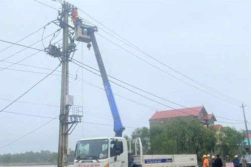 Quảng Bình: 100% khách hàng được cấp điện trở lại sau bão Vamco