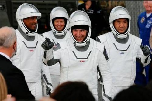 SpaceX và NASA thực hiện sứ mệnh vũ trụ đầu tiên: Cả phía Donald Trump và Joe Biden cùng chúc mừng