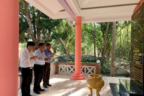 Viếng nơi ra mắt Mặt trận Dân tộc thống nhất Việt Nam tỉnh An Giang
