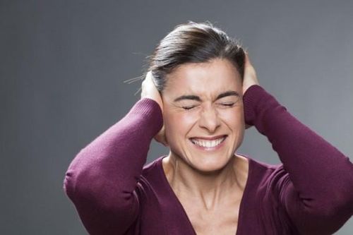 Phát hiện mới: Tiếng ồn làm tăng nguy cơ suy giảm trí tuệ ở người lớn tuổi