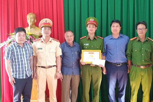 Khen thưởng Thiếu úy công an giúp mẹ trả lại tài sản cho người đánh rơi