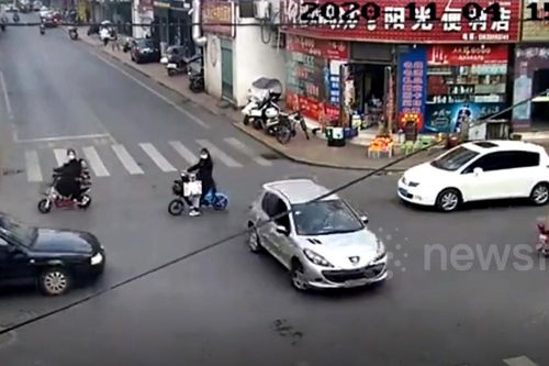 Tài xế say rượu lái xe quay 16 vòng giữa ngã tư đông đúc