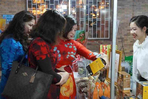 Phiên chợ Tuần nông sản an toàn thực phẩm năm 2020 thu hút đông đảo người tiêu dùng Đà Lạt