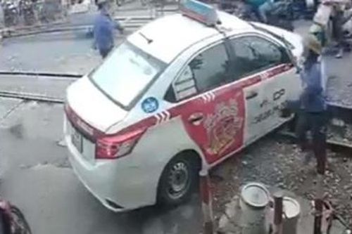 Tước giấy phép lái xe của tài xế suýt bị tàu hỏa đâm