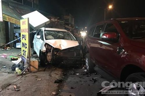 Tài xế say xỉn lao ô tô 'càn quét' vỉa hè, hất tung bàn nhậu, nhiều người trọng thương