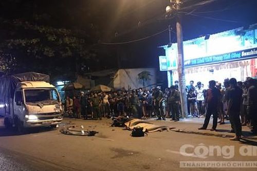 Xe máy đối đầu xe tải ở Sài Gòn, một người tử nạn tại chỗ