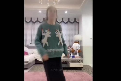 Clip: Cô gái ngã sấp mặt khi quay video tập thể dục