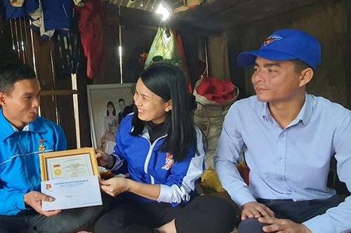 Trao tặng huy hiệu 'Tuổi trẻ dũng cảm' cho thanh niên cứu 3 người bị nước cuốn