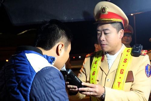 Gia tăng lái xe vi phạm bia rượu dịp cuối năm