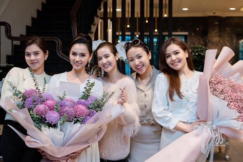Diễn viên đại gia Lã Thanh Huyền: Sinh nhật tuổi 35 trong biệt thự đắt giá cùng dàn sao 'hot'