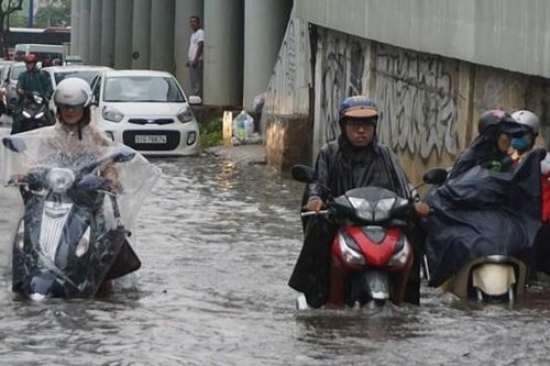 TP Hồ Chí Minh: Triều cường vượt báo động III, nhiều tuyến đường ngập sâu