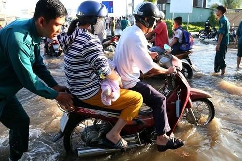 Cần Thơ: Triều cường kỷ lục khiến nhiều tuyến đường thành sông