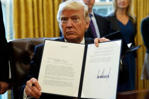 Chính phủ Trump chạy đua để bảo vệ di sản chính sách