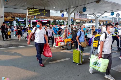 Khách leo 4 tầng lầu đón xe công nghệ tại sân bay Tân Sơn Nhất