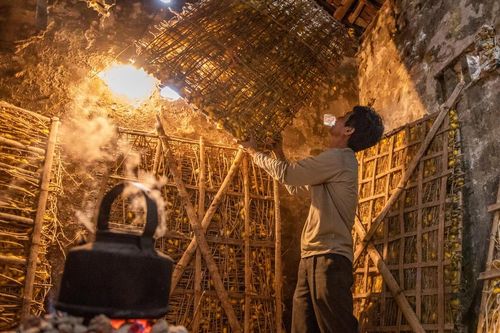 Người gìn giữ nghề ươm tơ truyền thống