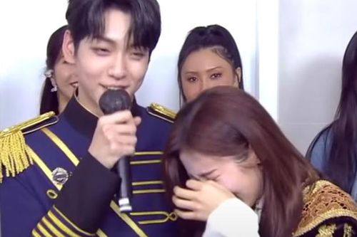Mỹ nhân nhóm Oh My Girl bị phản ứng khi thân mật với đồng nghiệp nam