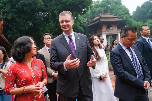 Đại sứ Mỹ viết thư pháp, dâng hương tưởng niệm thầy giáo Chu Văn An