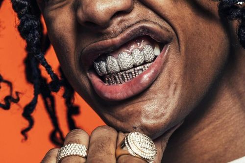 Răng đính kim cương và những món đồ gắn liền với rapper