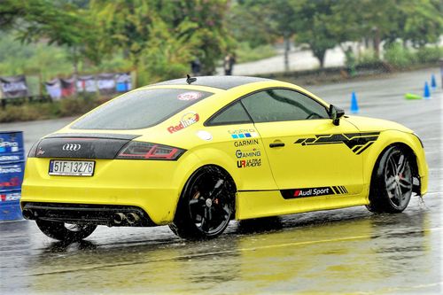 Giải đua ôtô gymkhana diễn ra trong mưa tại Hà Nội