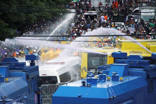 Cảnh sát Bangkok phun vòi rồng chặn người biểu tình